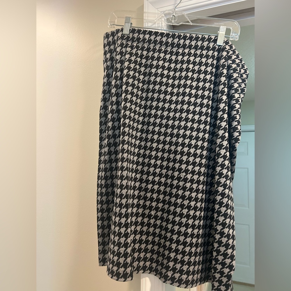 Susan Graver Black and White Houndstooth Pencil Skirt